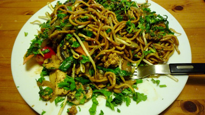 Tofu-Pilz-Pfanne mit asiatischen Nudelsalat